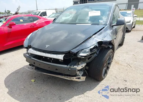 2024 Tesla Model Y Long Range Dual Motor All-Wheel Drive/Rwd z USA, uszkodzony, nr VIN 7SAYGDED7RA324921